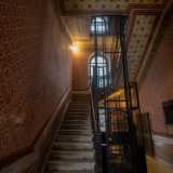 Ci immettiamo quindi nel vano scala oltrepassando un sottarco adornato: spadroneggiano decorazioni rosse e bianche tra cerchi con inclusi motivi floreali e cieli turchesi con soli alternati a stelle